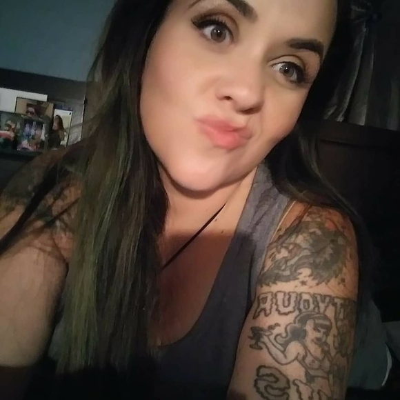 Meet your Posher, Liz - Picture 2 of 4